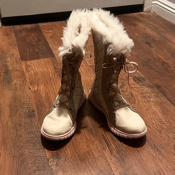 SORREL Cozy Cate white faux fur trim waterproof lace up boots. Size 9 - Picture 2 of 11